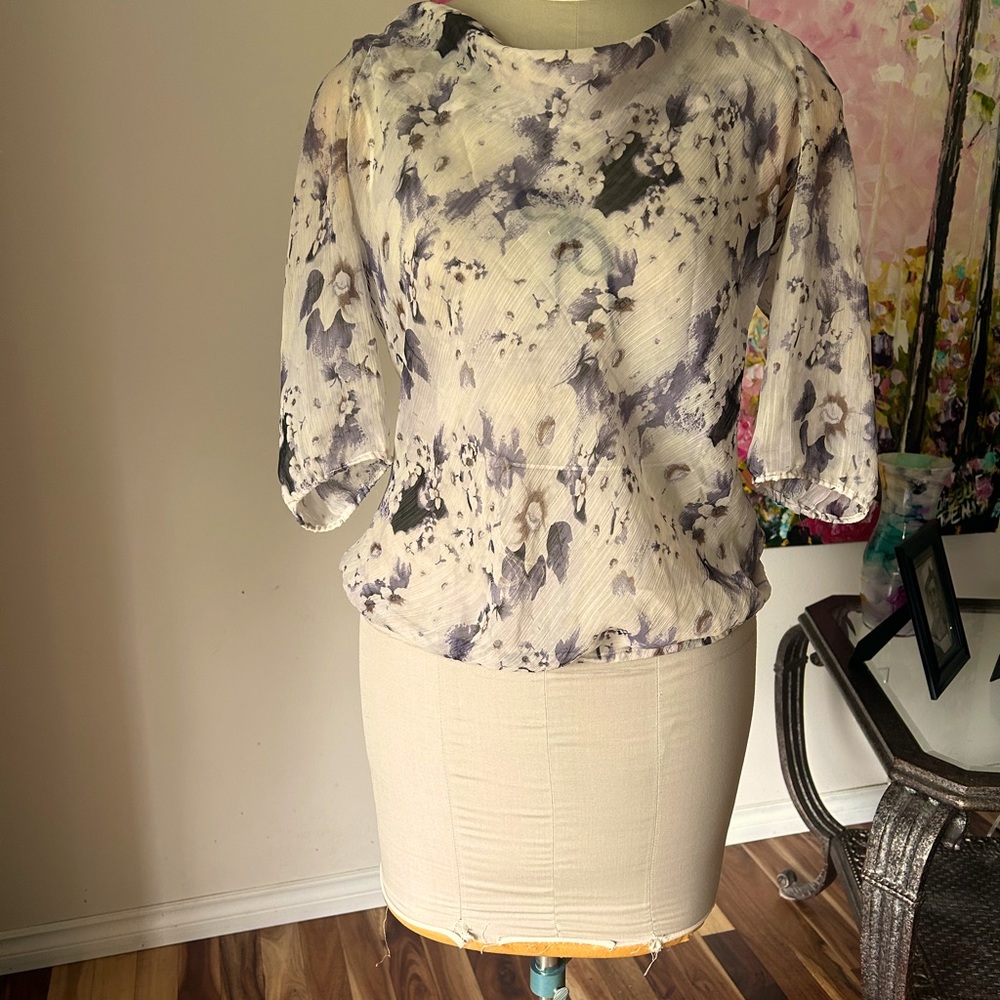 Ladies RW&Co blouse/top. Light mauve/white, with purple flowers. EUC. Sz M